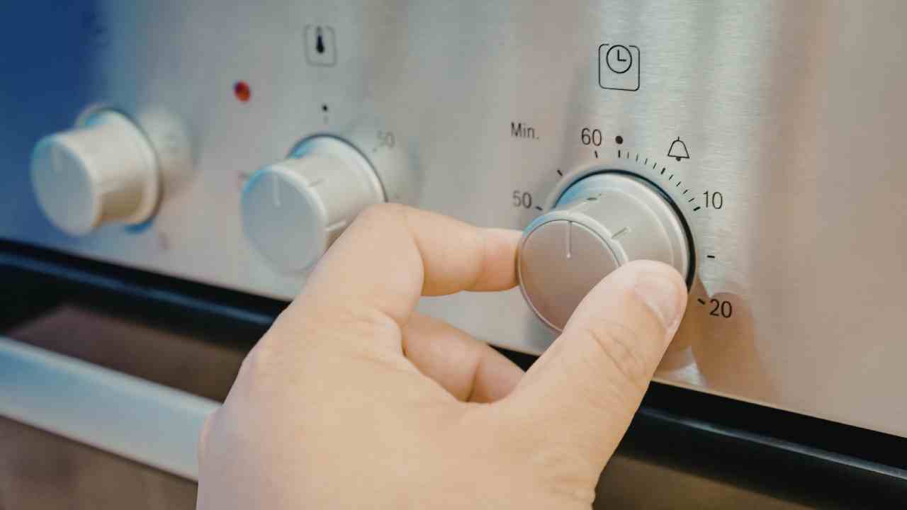 Bollette impazzite, cucina in pericolo: quando conviene accendere il forno
