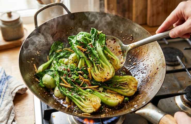 Pak Choi saltato in padella con zenzero e soia: contorno croccante pronto in 5 minuti cucinato nel wok.