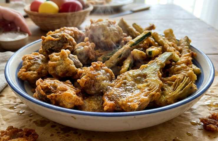 Ciotola con pastella ghiacciata per fritti di Pasqua: la ricetta con fecola e acqua gassata.