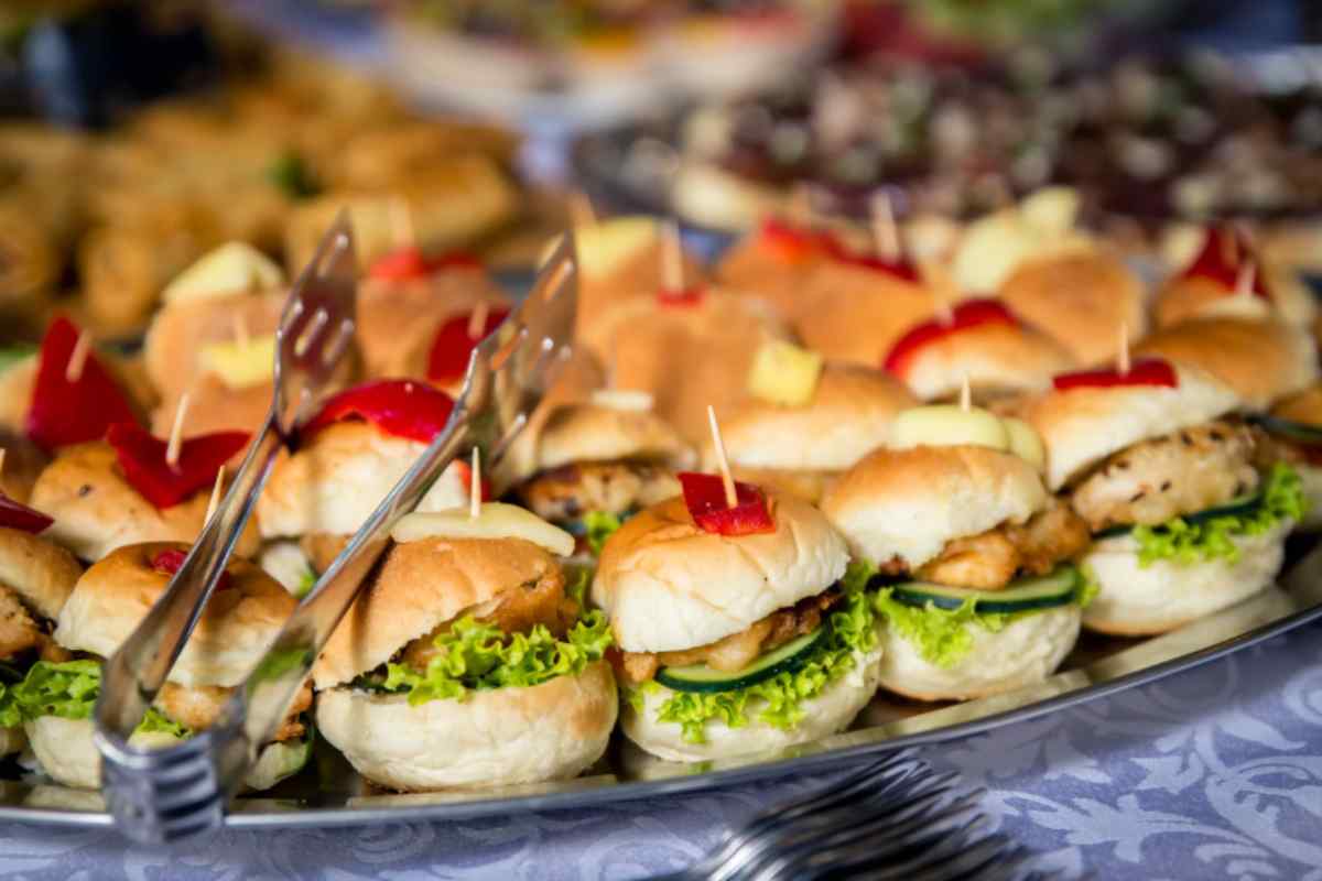 Panini da buffet farciti con insalata zucchine e peperoni