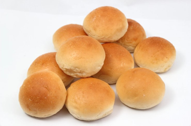 Panini morbidi al latte su sfondo bianco