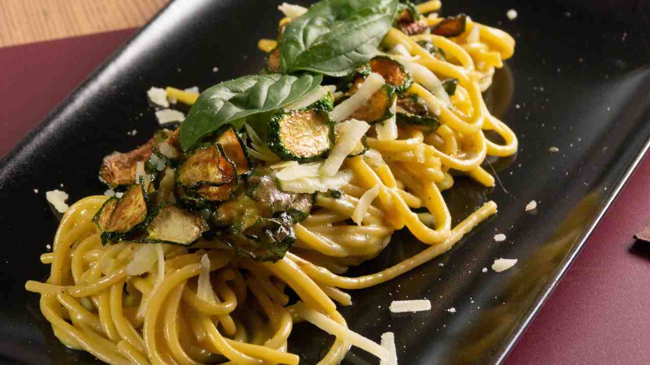 Zucchine fritte e formaggio filante: un classico che non tramonta mai, lo capisci al primo assaggio