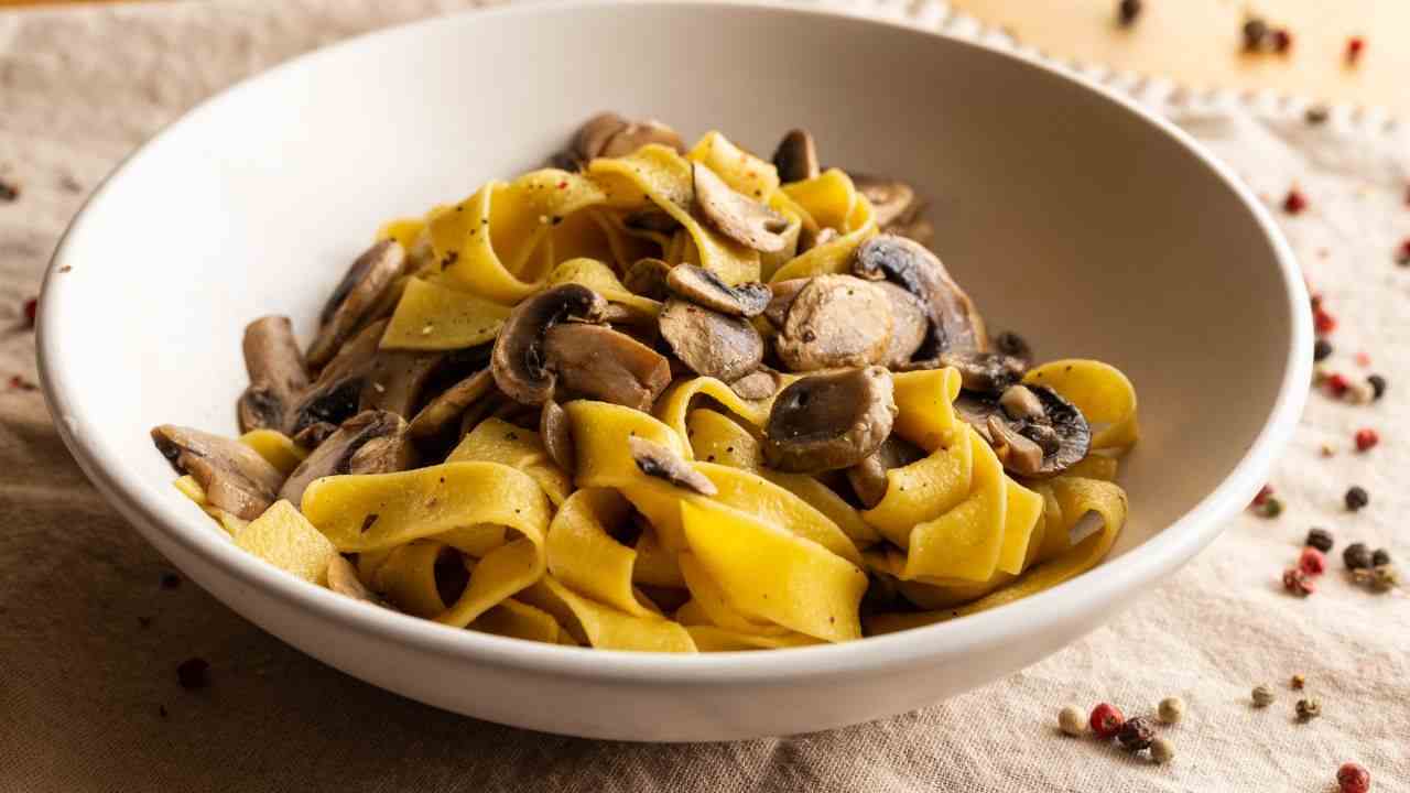Pasta allo zafferano con funghi buttalapasta.it