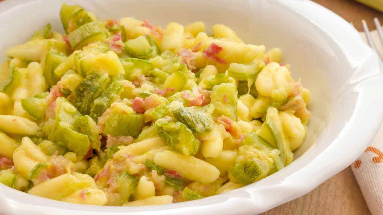 Pasta zucchine e stracciatella buttalapasta,it