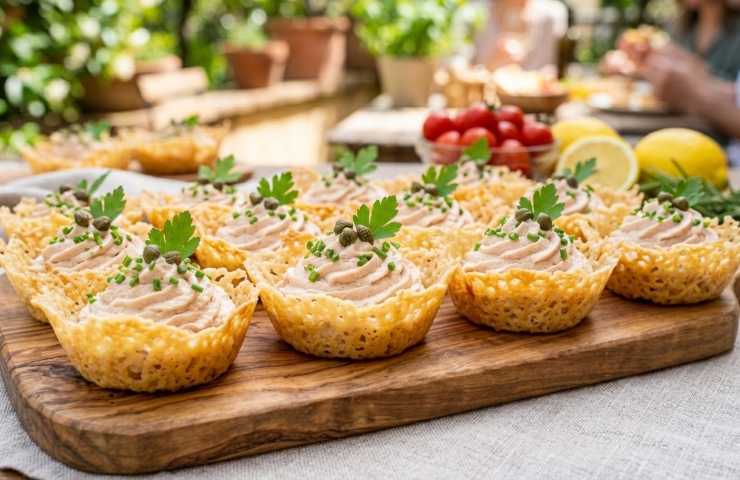 Cestini di parmigiano croccanti con mousse di tonno: antipasto sfizioso e veloce per aperitivi all'aperto.