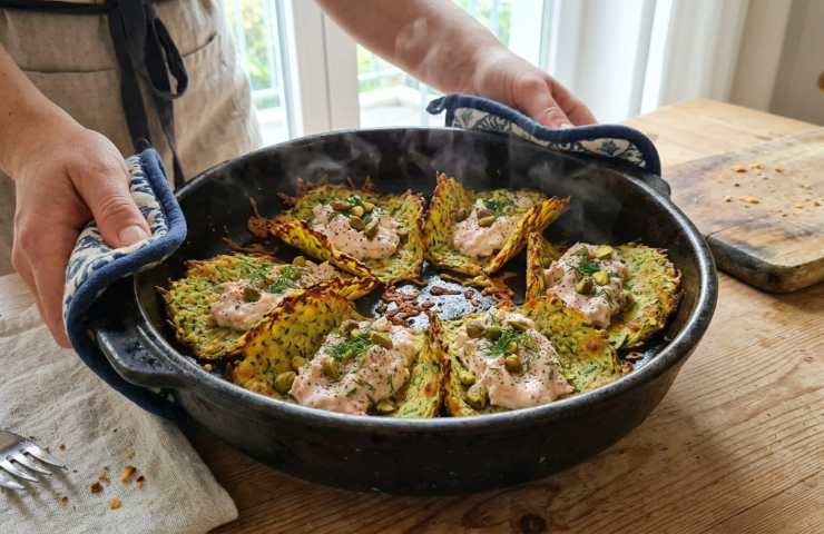 Cialde di Zucchine e Parmigiano Croccante con Crema di Salmone in una teglia scura