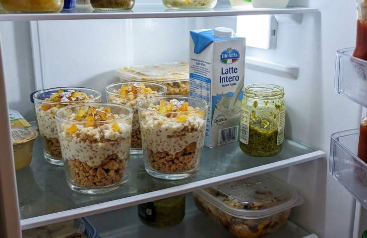 "Fase di riposo in frigo per la Pastiera Scomposta al bicchiere: stabilizzazione della crema e amalgama degli aromi.