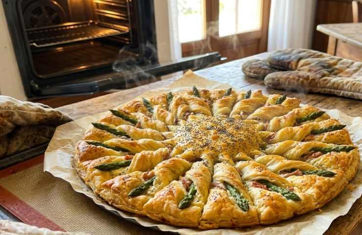 Torta salata Girasole di sfoglia con asparagi, antipasto scenografico per pranzo Pasqua 2026 appena estratta dal forno.
