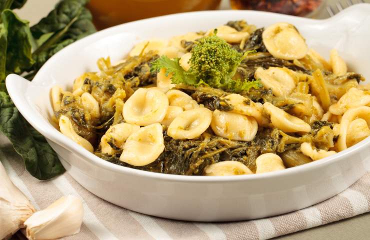 Orecchiette del Martedì Santo in un piatto bianco dai bordi alti  tavola.