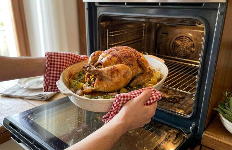Faraona ripiena al forno con pancetta e patate in teglia, ricetta succosa e saporita.