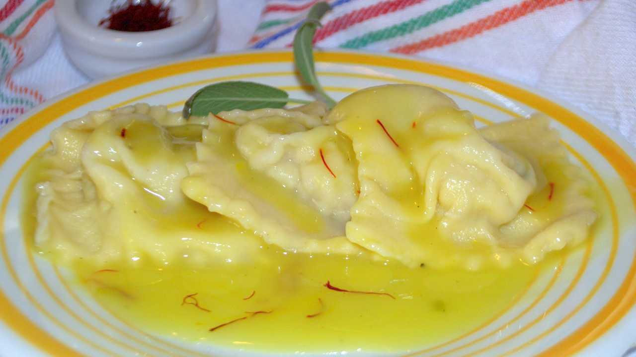 Ravioli con crema di ricotta e zafferano buttalapasta.it