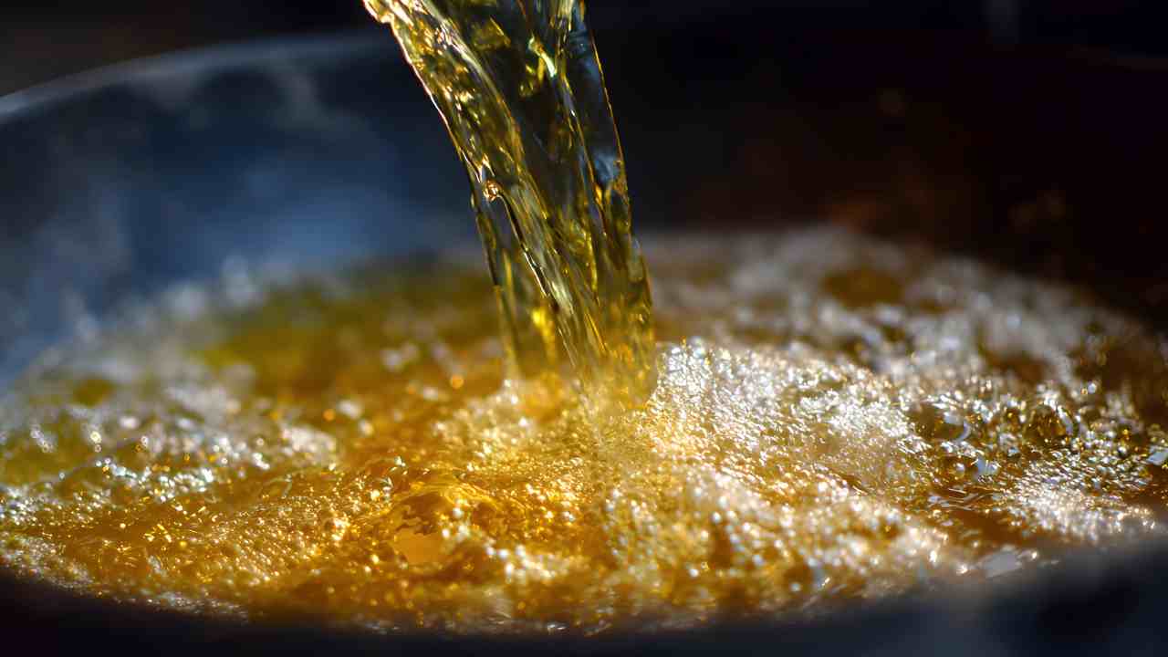 Trucco infallibile per togliere la puzza di fritto: la nonna lo fa sempre!