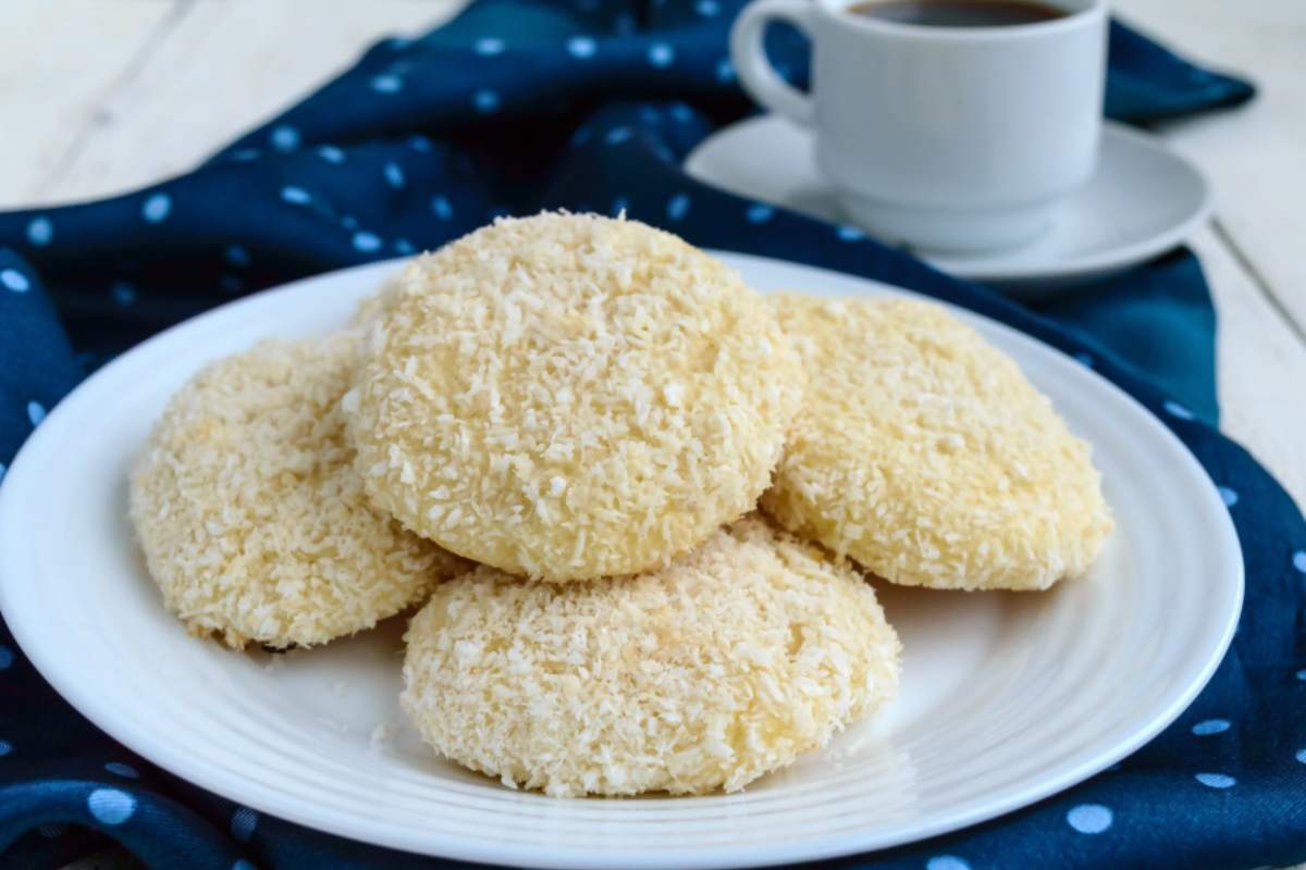 biscotti al cocco in un piatto