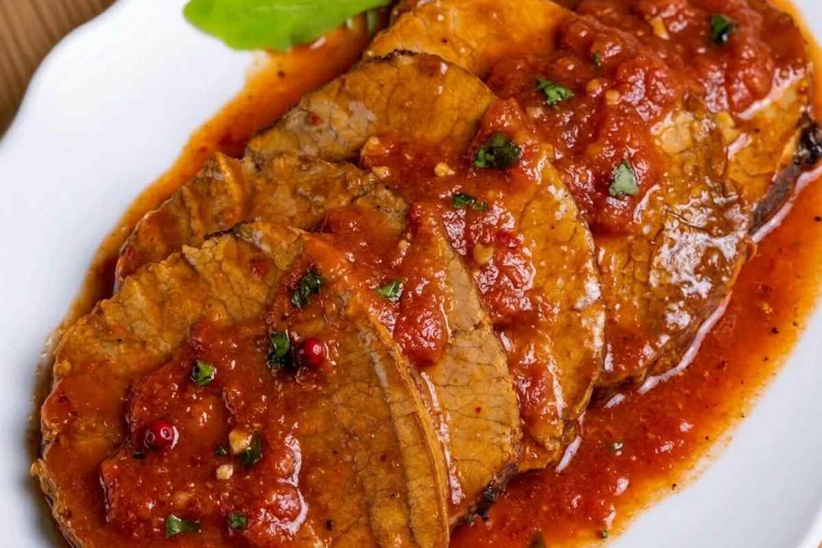 A cena scarpetta assicurata: con la carne alla pizzaiola il sugo diventa protagonista