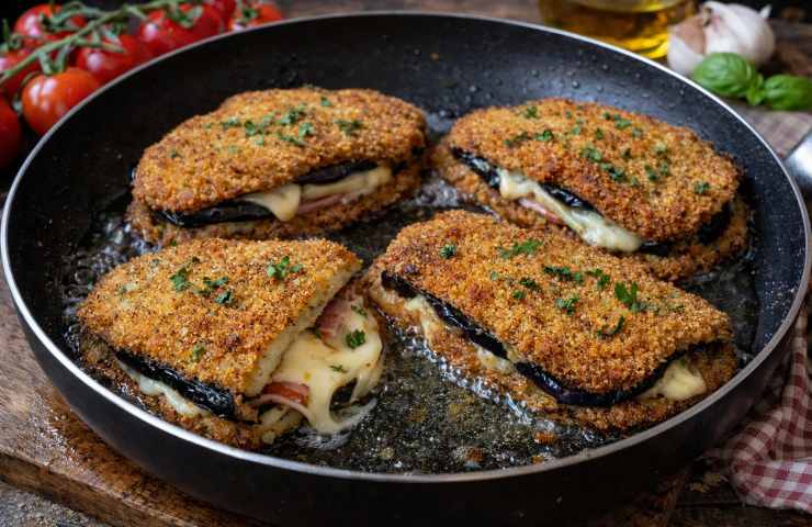 Melanzane a portafoglio fritte in padella con mozzarella filante