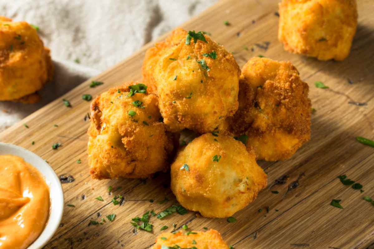crocchette di patate su tagliere