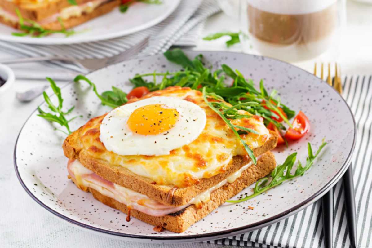 croque madame in un piatto