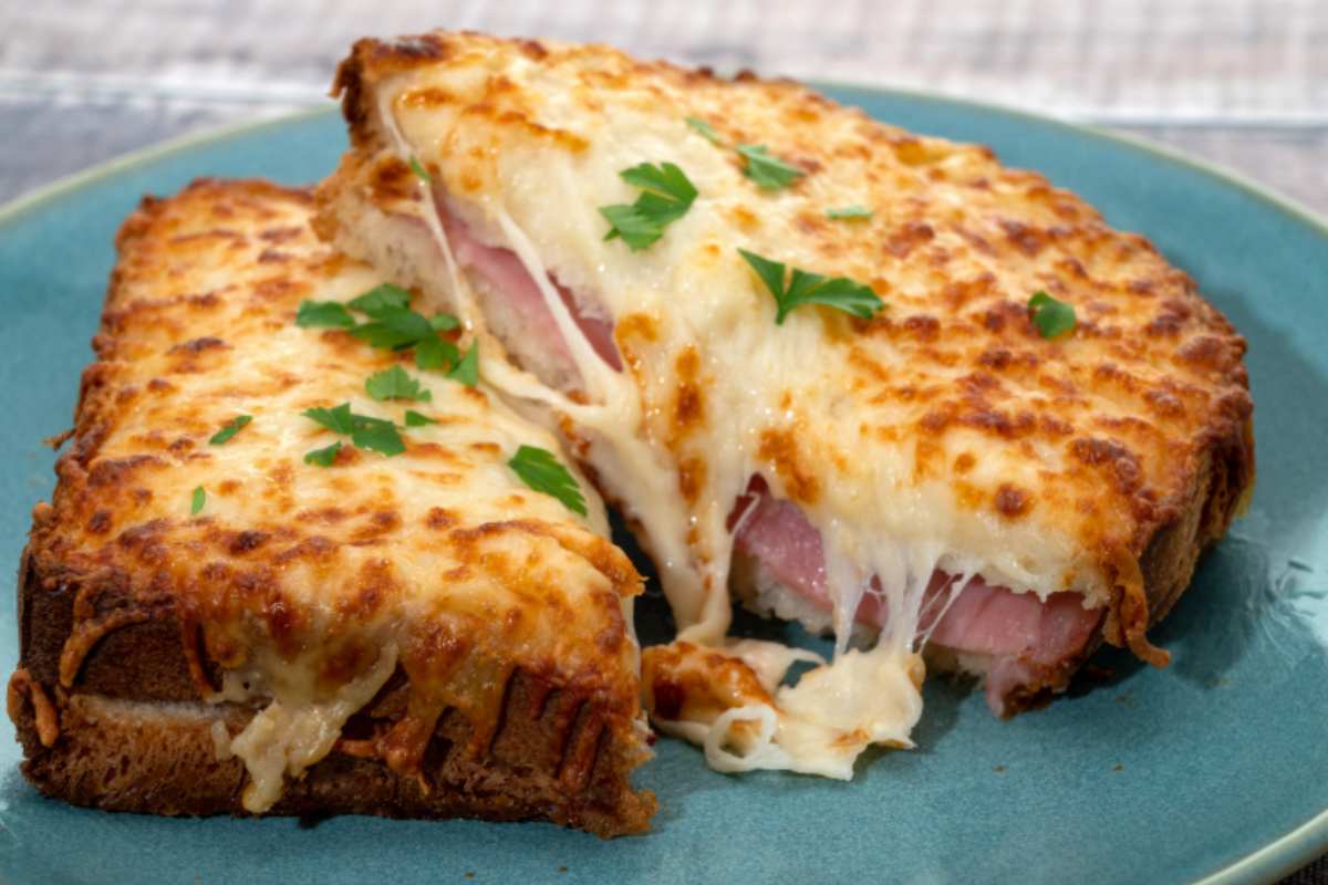 croque monsieur in piatto azzurro