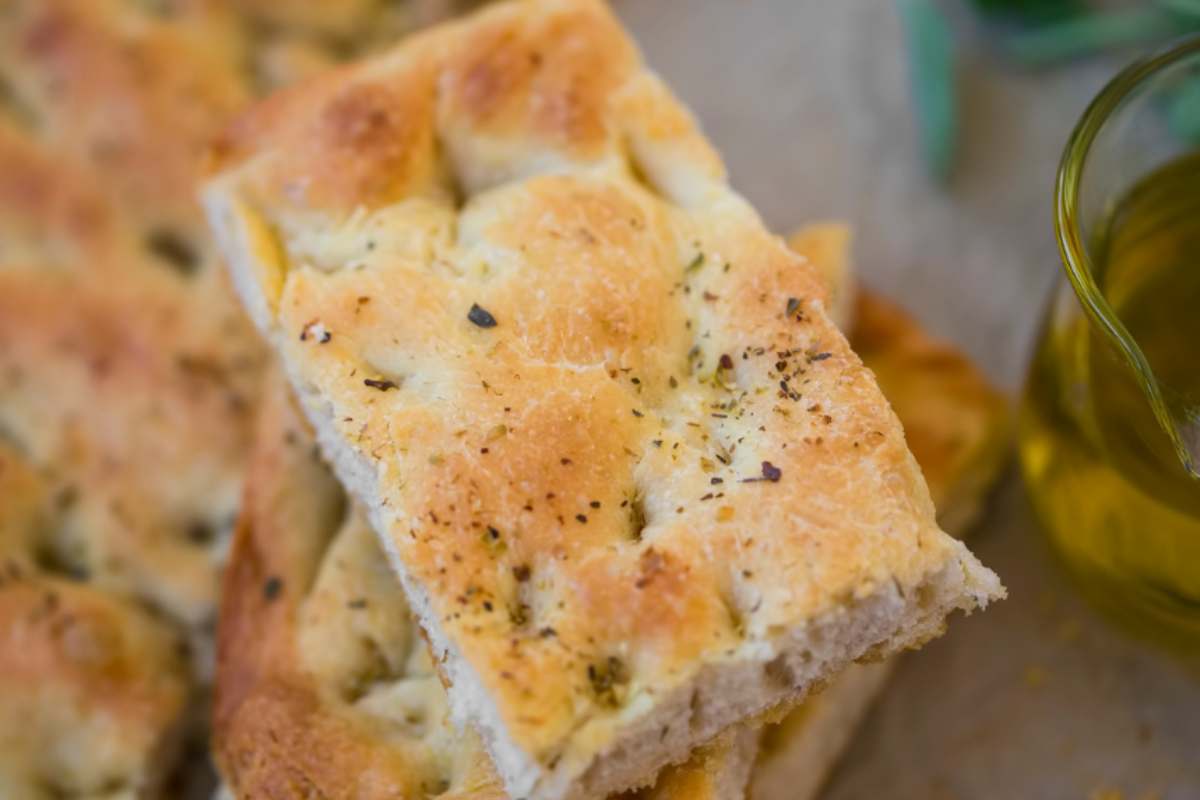 focaccia al parmigiano dorata