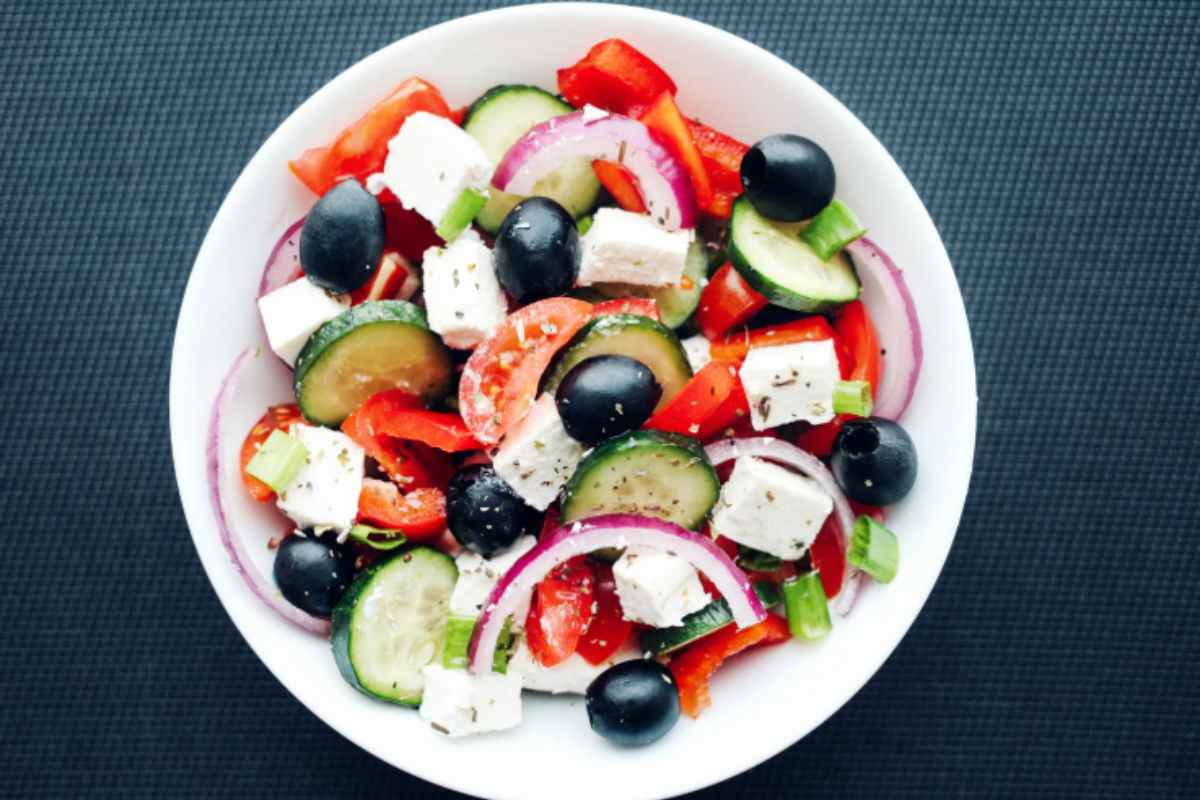 piatto con insalata greca