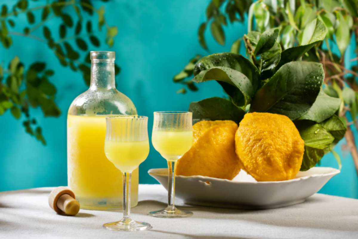 bottiglia e bicchieri con limoncello