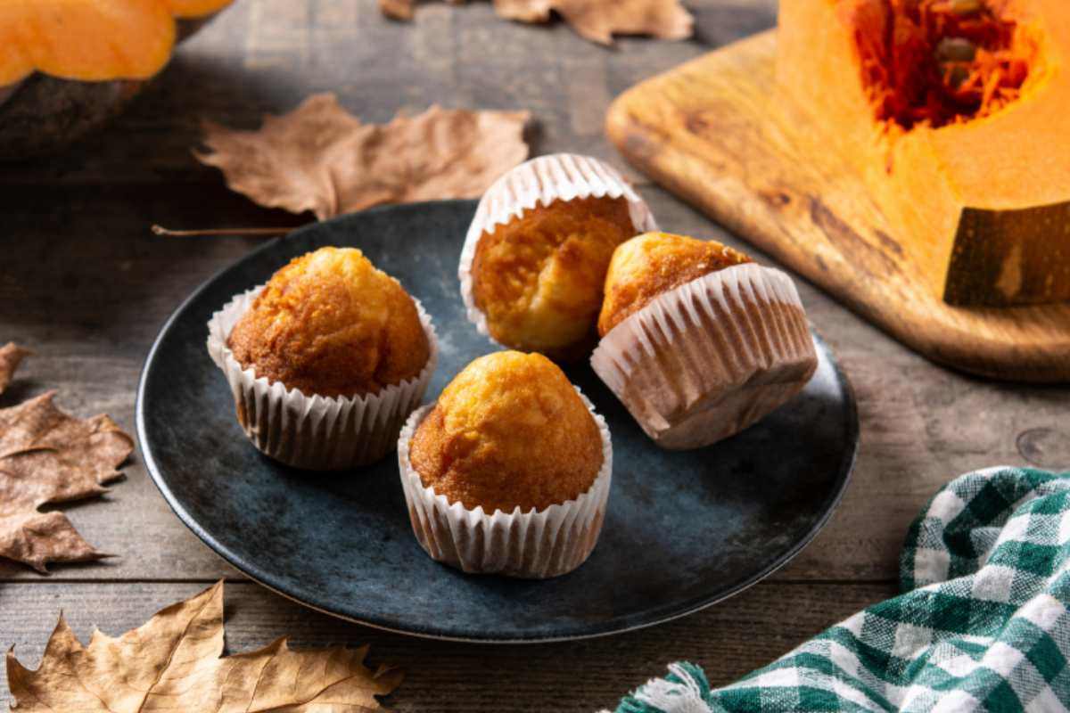 muffin di zucca su piatto nero