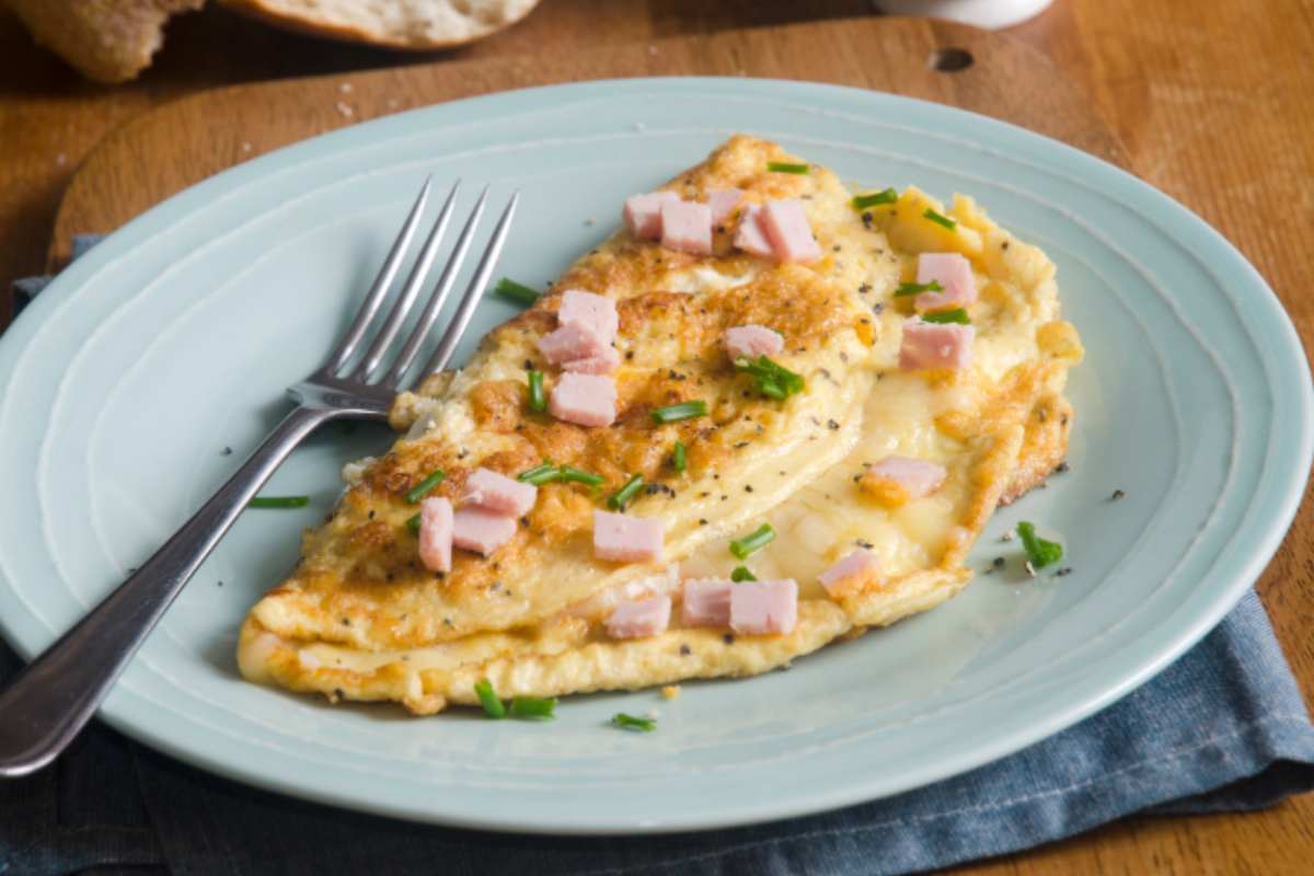 omelette ripiena di prosciutto e formaggio