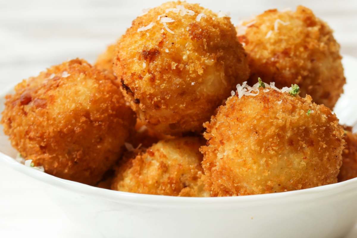 palline dorate in piatto bianco