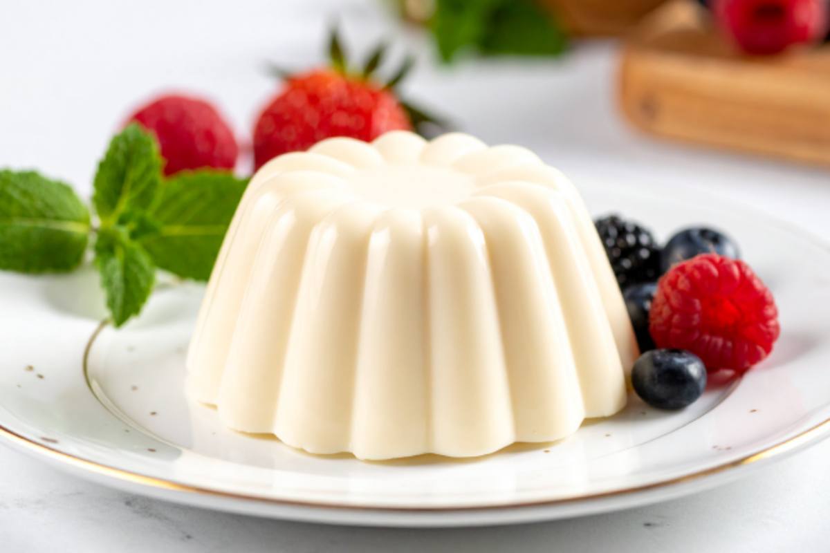 panna cotta in piatto con frutta