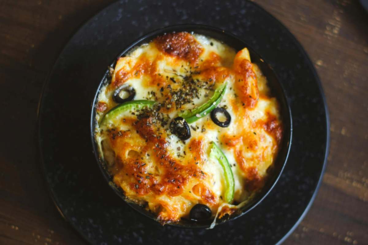 piatto di pasta al forno con olive