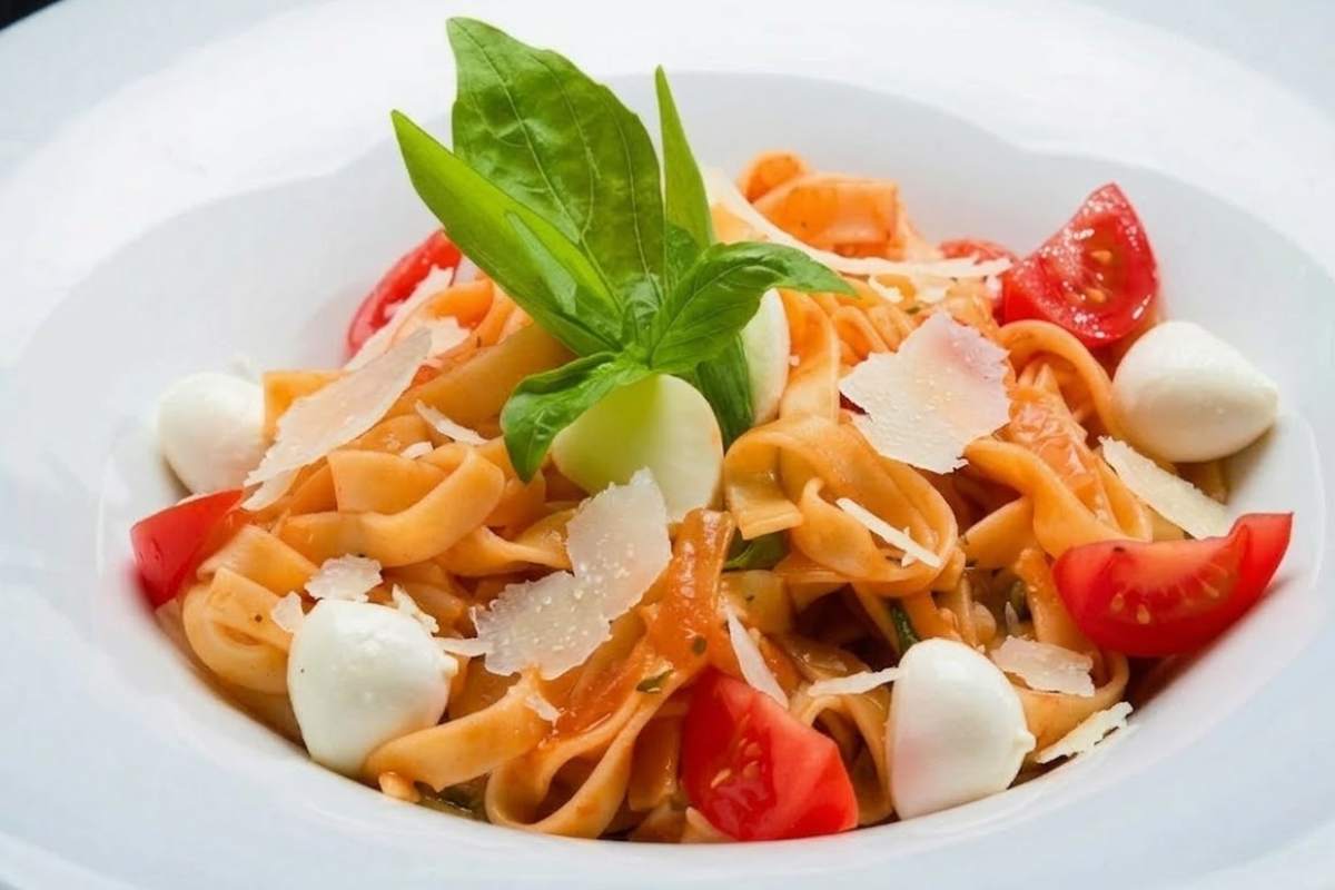 pasta con pomodori e mozzarella