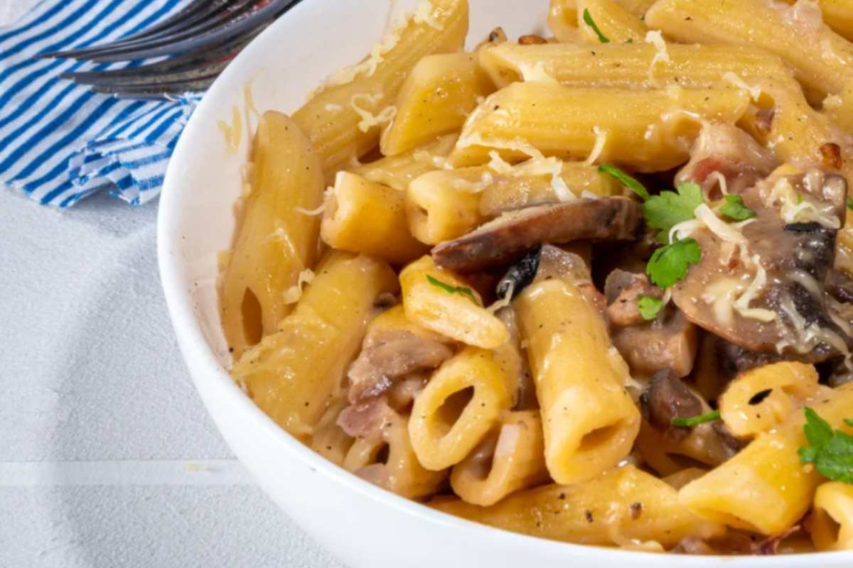 pasta con funghi e acciughe