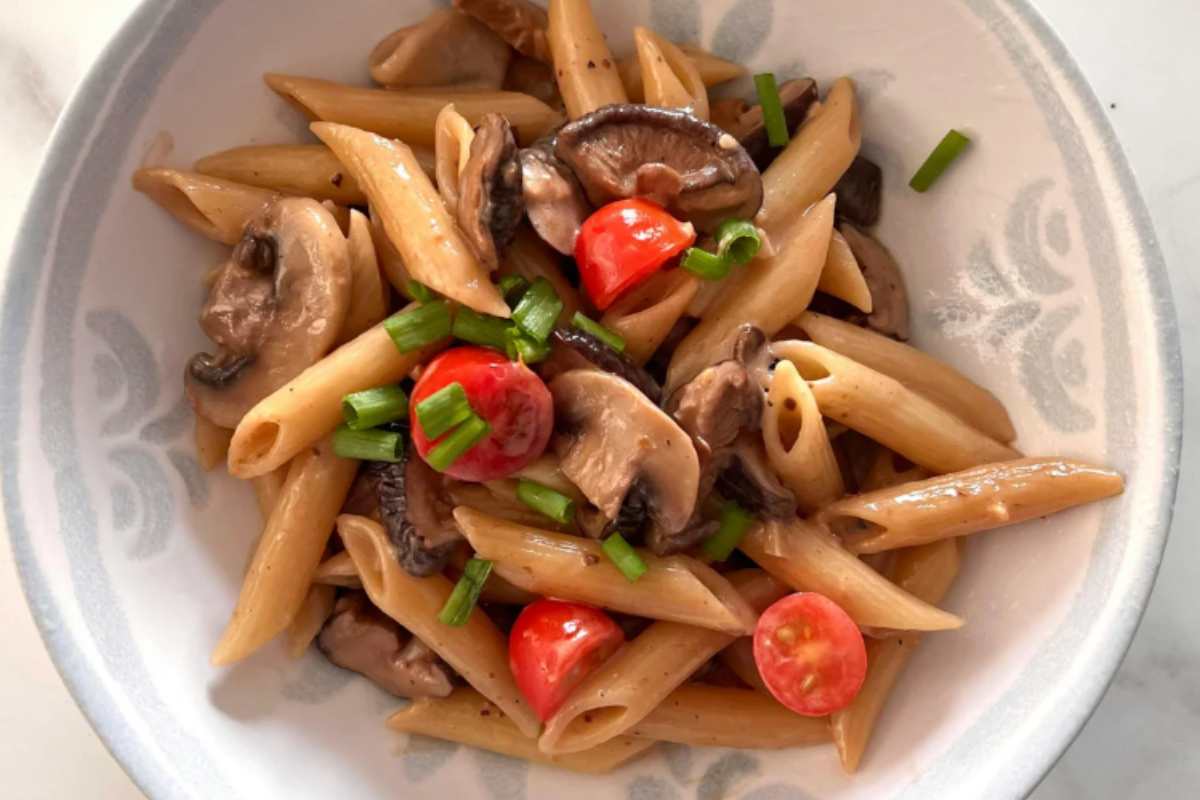 pasta con funghi e pomodori