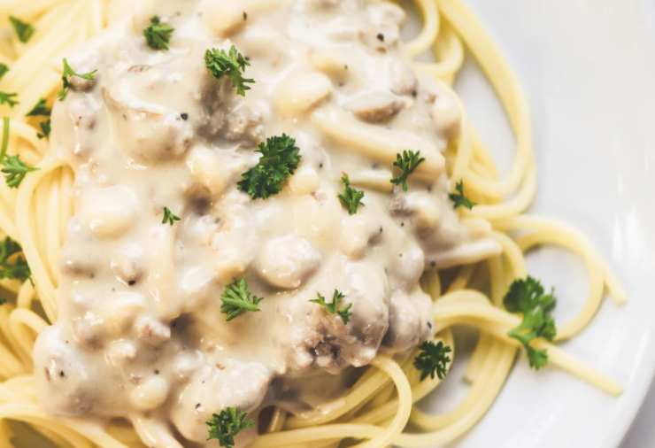 pasta con panna funghi e salsicce