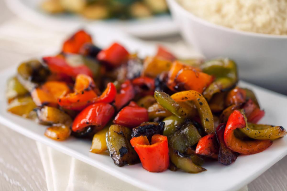 peperoni arrostiti in vassoio bianco