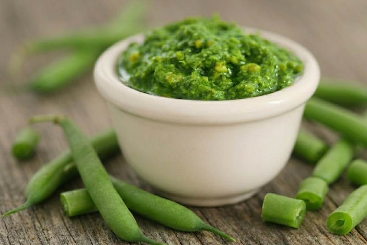 ciotola bianca con pesto