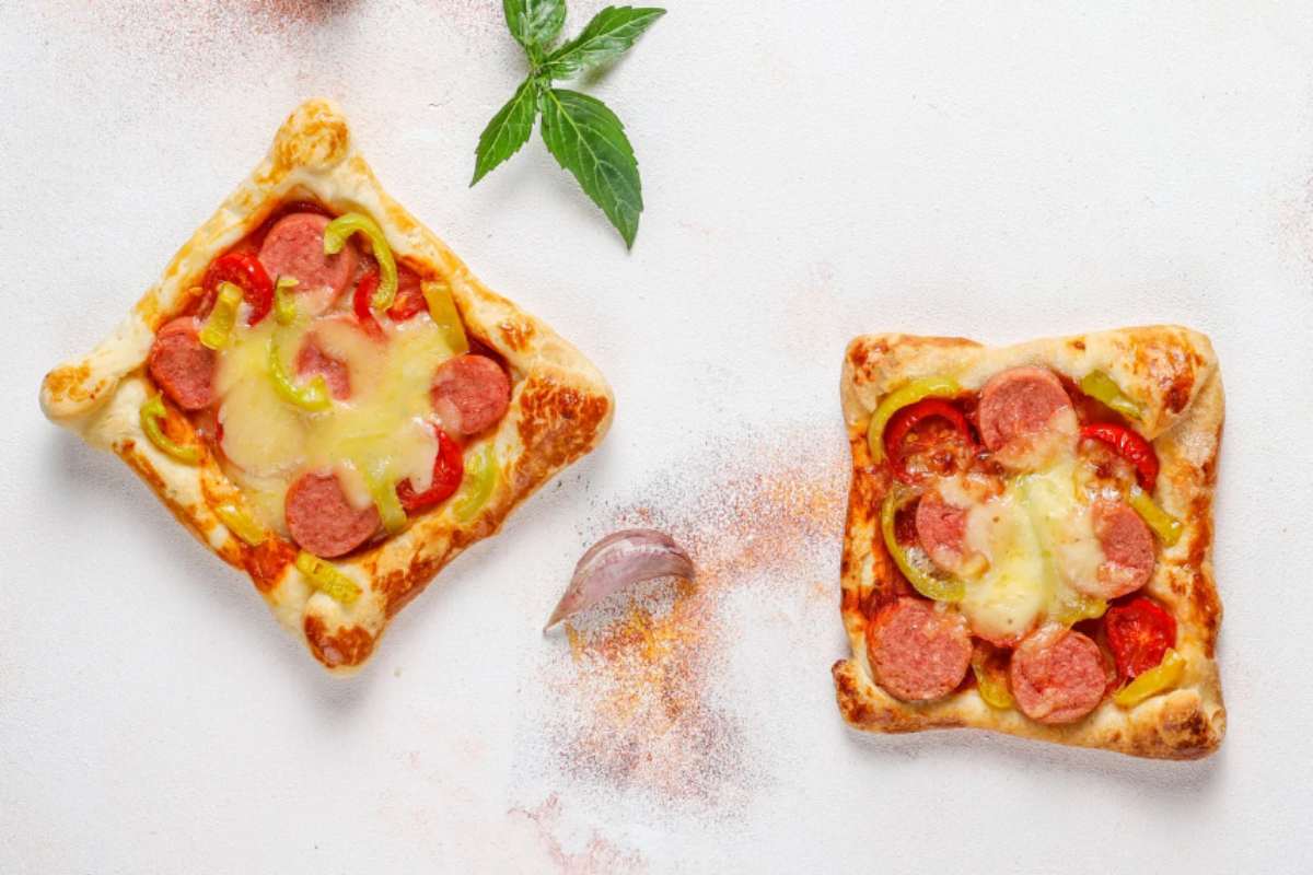 pizzette con wurstel e pomodori
