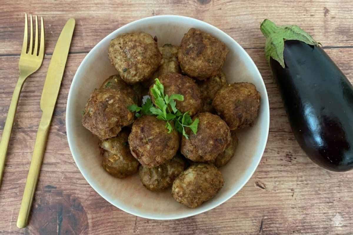 polpette di melanzane in piatto bianco