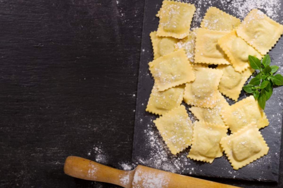 ravioli su ripiano nero