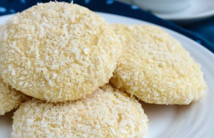 primo piano di biscotti al cocco