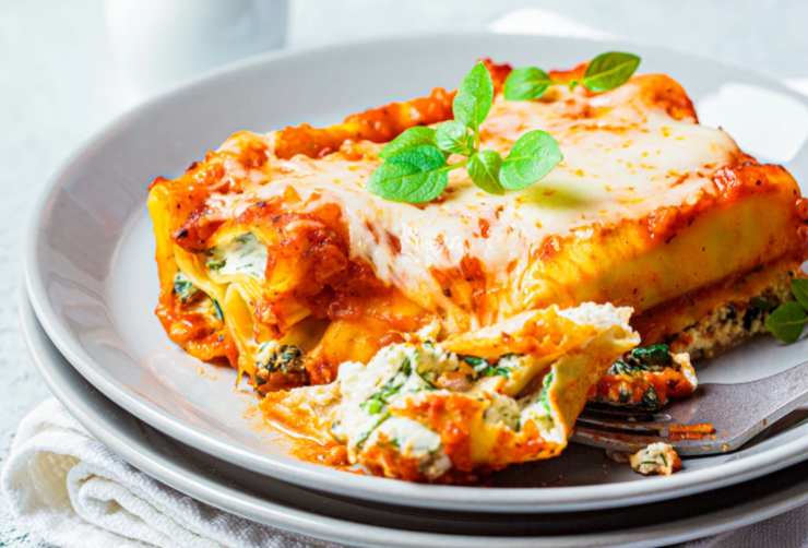 piatto con cannelloni ripieni di spinaci e ricotta
