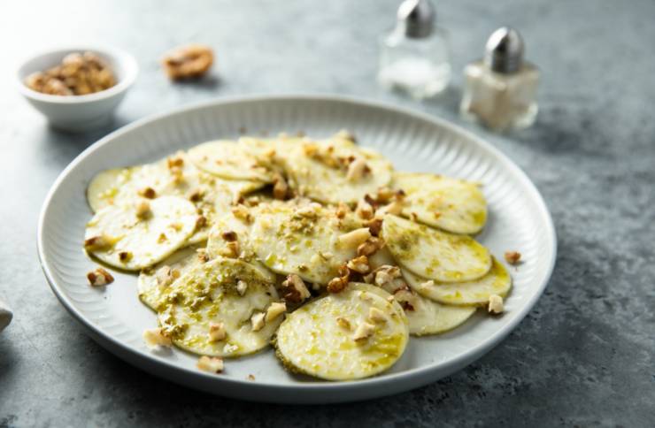 piatto di carpaccio di zucchine