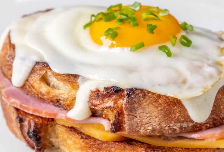 primo piano di croque madame