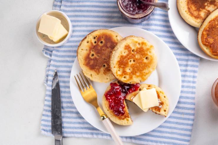 crumpets dorati in un piatto