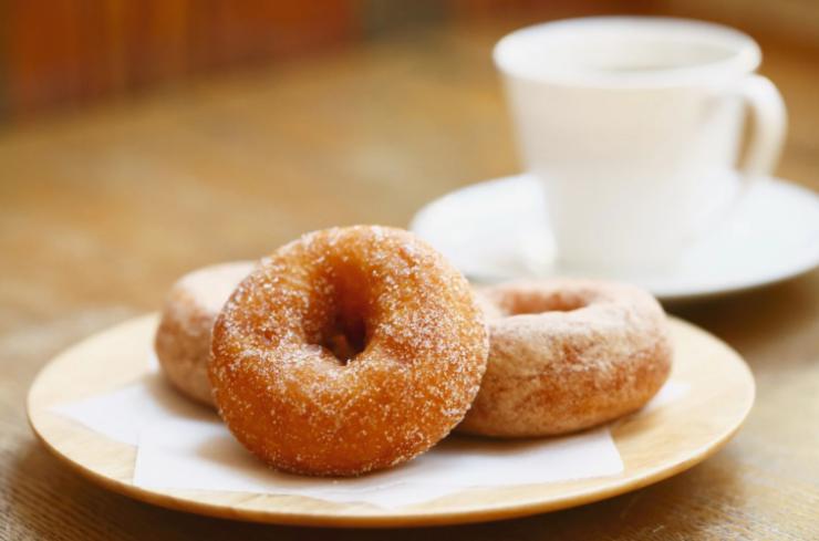 donuts dorati e ricoperti di zucchero