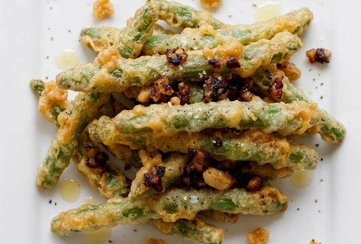 fagiolini fritti in un piatto