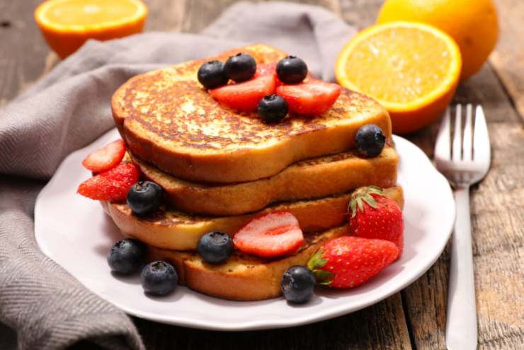 french toast con frutti di bosco
