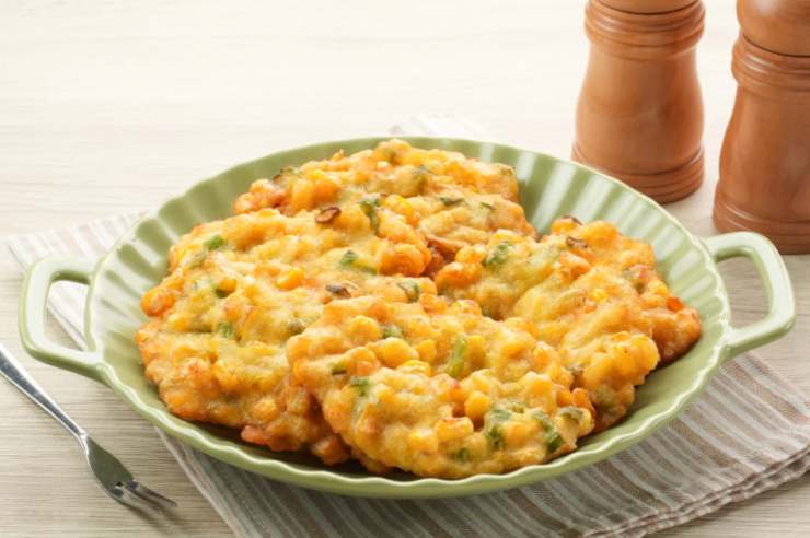 frittelle di mais in un piatto