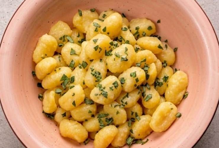 piatto con gnocchi conditi con burro e salvia