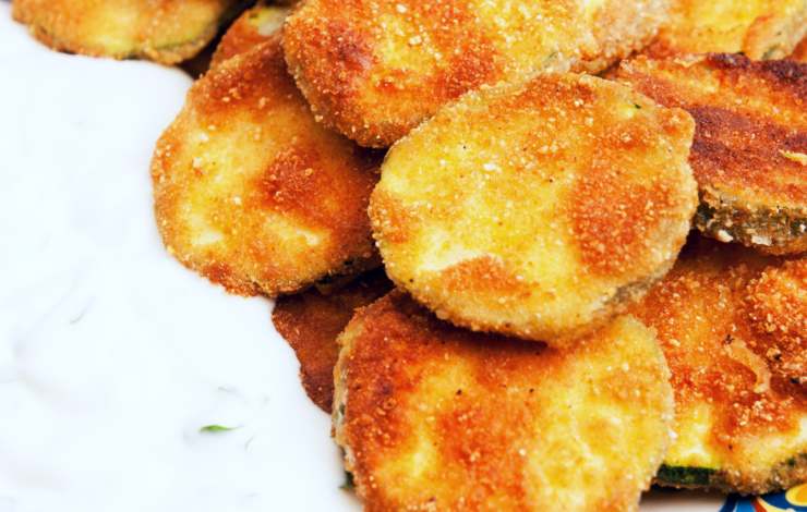 piatto di medaglioni di zucchine